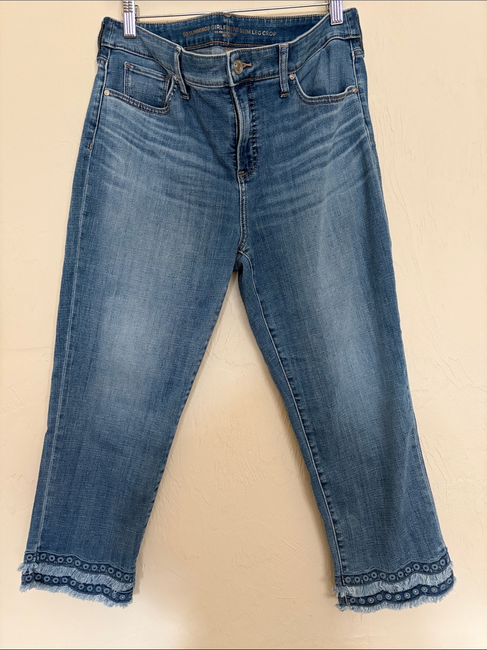 Chico’s Slimming Girlfriend Slim Leg Crop. Excellent Like New Condition!